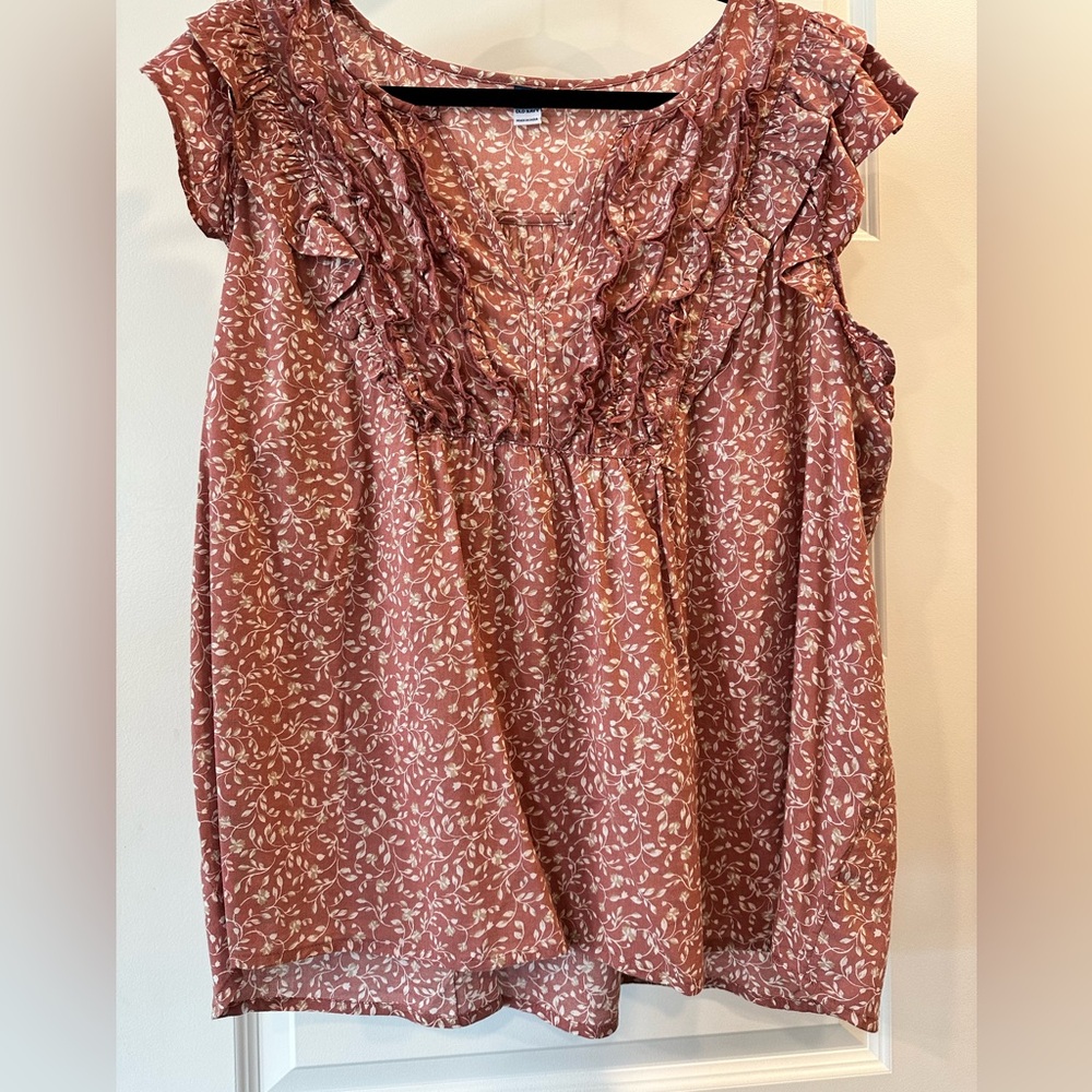 Old Navy fluttler sleeve top.   Size XL.